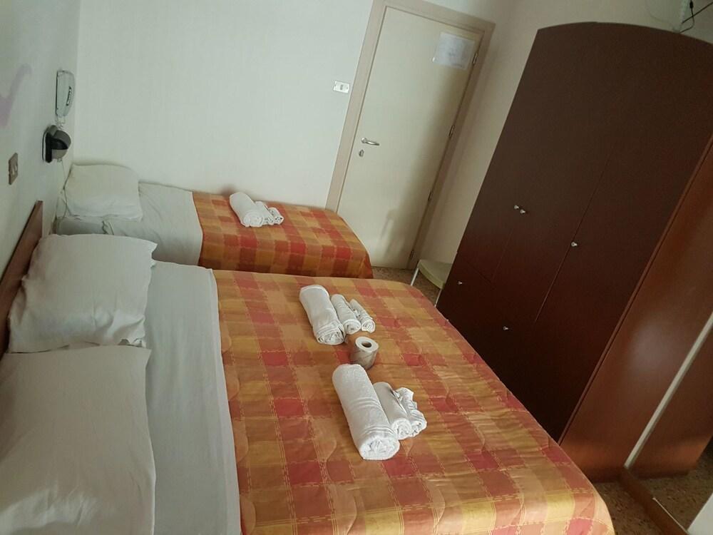 Hotel Criss Rimini Kültér fotó